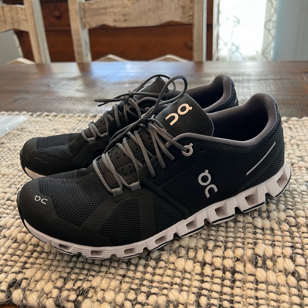 Women’s On Cloud Running Shoes, size 9